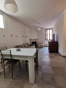 拉奎拉La Margherita的客厅配有白色的桌子和椅子