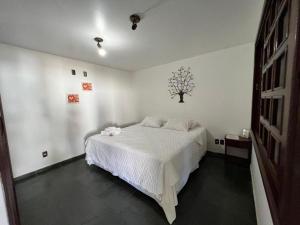 圣若热岛POUSADA PALIPALAN的卧室配有白色的床
