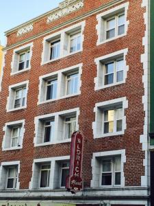 旧金山奥尔德里奇酒店的砖楼前的红标