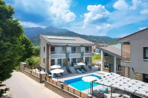 克里斯阿穆迪亚Aerino Luxury Villas的享有带游泳池的房屋的空中景致