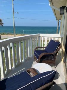 奥蒙德海滩Ormond Beach, fun & loving sun!的一个带桌椅的海景阳台