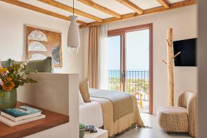 米乔尔海滩Teranka的一间卧室配有一张床,享有海景