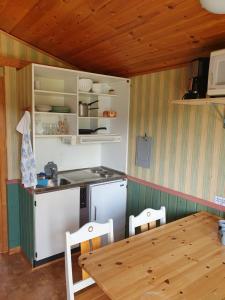 阿尔维卡Villaberg的厨房配有桌子、炉灶和橱柜。