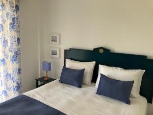 加拉希德松Helen's appartments的一间卧室配有一张带蓝白色枕头的大床