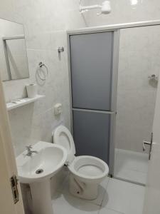 弗洛里亚诺波利斯Residencial Terrazas的浴室配有卫生间、盥洗盆和淋浴。