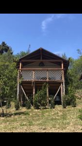 塞拉瓦莱皮斯托耶塞AgriGlamping La Diaccia的小木屋的顶部设有屋顶