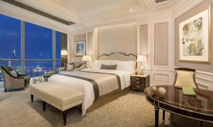 珠海珠海瑞吉酒店的一间卧室配有一张特大号床和一张书桌
