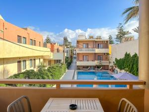 普拉塔尼亚斯Ariadne Beach的享有游泳池和建筑景致的阳台