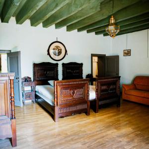 Villa Trigatti Udine Galleriano的一间带两张床和一张沙发的客厅