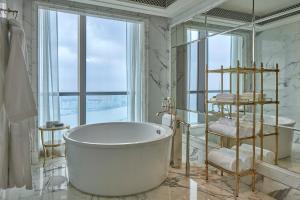 珠海珠海瑞吉酒店的带浴缸的浴室和大窗户