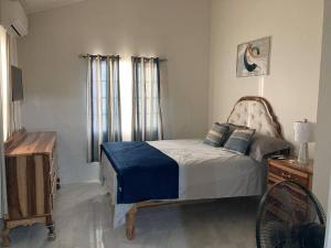 迪斯卡弗里贝Immaculate 2-Bed House in Discovery Bay的一间卧室设有一张大床和一个窗户。