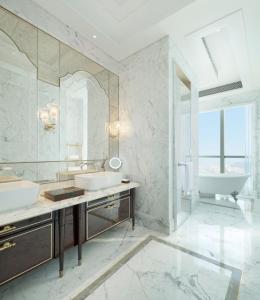 珠海珠海瑞吉酒店的浴室设有2个水槽、浴缸和镜子