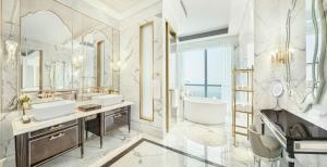 珠海珠海瑞吉酒店的浴室配有2个盥洗盆、浴缸和大镜子