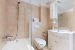 茨里克韦尼察Villa Mare Crikvenica的带淋浴、卫生间和盥洗盆的浴室
