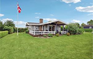 NæsStunning Home In Assens With Kitchen的院子里有美国国旗的房子