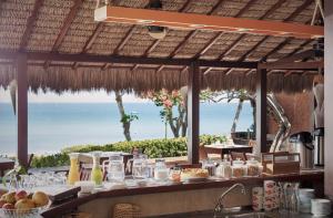 杰里科科拉杰里巴酒店的一间带桌子的海景餐厅
