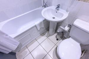 伦敦肯辛顿苑酒店 - 伯爵府 的白色的浴室设有卫生间和水槽。