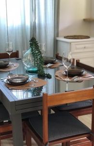 圣吕斯La Villa Didine的餐桌,配有酒杯和植物