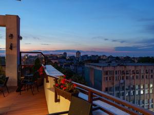康斯坦察古奇酒店的黄昏时分享有城市美景的阳台