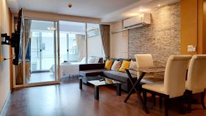 Makkasan6D-3bedrooms35bathdowntown Bangkok Near BtsMrt的客厅配有沙发和桌子