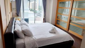 Makkasan6D-3bedrooms35bathdowntown Bangkok Near BtsMrt的床上挂着一双鞋的睡床