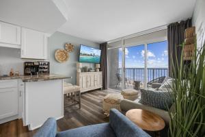 默特尔比奇Direct OCEANFRONT- King Bedroom- AMAZING VIEWS/Pools/Hot Tubs/Beach Access/Golf的厨房和客厅,享有海景