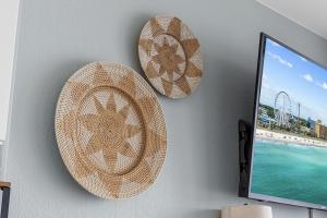 默特尔比奇Direct OCEANFRONT- King Bedroom- AMAZING VIEWS/Pools/Hot Tubs/Beach Access/Golf的两盘挂在墙上的海滩