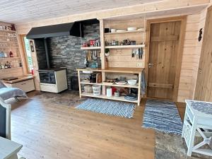 劳拉斯玛Natura Sauna的一个带木制架子和门的厨房