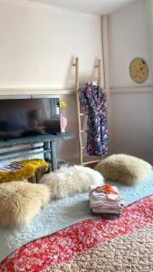 比尔特霍芬Bubbles & Bed的一间设有一张带地毯和桌子的床的房间
