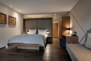 巴特霍夫加施泰因达斯戈德堡酒店的一间卧室配有一张大床和一张沙发
