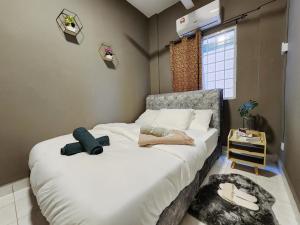 莎阿南Shah Alam U8 FULLY AIR-CON Suite的一间卧室配有一张带白色床单的床和一扇窗户。