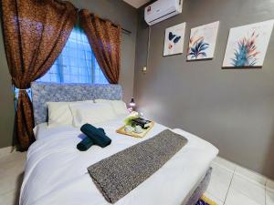 莎阿南Shah Alam U8 FULLY AIR-CON Suite的卧室配有白色的床和窗户。
