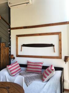 圣拉斐尔Finca La Escondida San Rafael的一间卧室配有带粉色和白色枕头的床