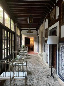萨莫拉Hosteria Real de Zamora的配有桌椅和走廊的房间