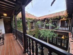萨莫拉Hosteria Real de Zamora的植物屋的阳台