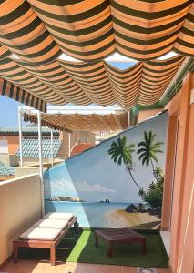 圣路易斯·德·萨比尼尔Precioso ático con vistas al mar, junto a Mercadona的一个带长凳和海滩壁画的庭院