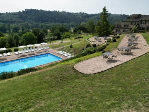 贝瓦尼亚Antico Borgo Carceri & Wellness的享有带桌椅的游泳池的顶部景致
