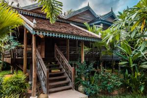 暹粒Phum Khmer Lodge - Village Cambodian Lodge的一座带楼梯的木屋