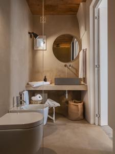 莫诺波利Masseria Monè的一间带水槽和镜子的浴室