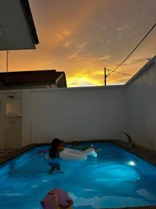 芙蓉Angsamas Villa Seremban Kids Private Pool & Jacuzzi的水中有人的游泳池