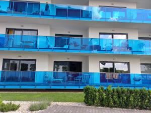 Boszkowo-LetniskoBOSZKOWO Apartament "EDEL" 106 Aquarius的一个带桌椅的蓝色阳台