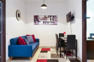 米兰PrimoPiano - Casoretto的客厅配有蓝色的沙发和桌子
