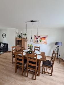 贝尔恩卡斯特尔-库斯Ferienhaus Birute的一间带木桌和椅子的用餐室
