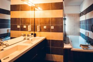 马奇纳奇奥滨海德奥罗酒店的一间带水槽和淋浴的浴室