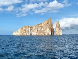 巴克里索莫雷诺港Casa D'Lucas的海洋中部的一大块岩石