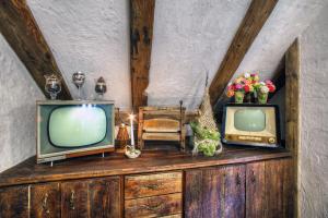 萨诺克Dworek Sanocki的两台旧电视,坐在木梳妆台上