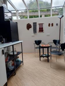 HautzenbichlLebensART的一间带椅子和桌子的房间以及一台电视