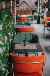 萨兰达Hotel Olsi的鲜花餐厅里的桌椅