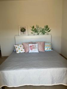 阿韦扎诺In centro的卧室内的一张带枕头的床