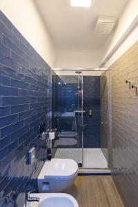 迪亚诺马里纳Hotel & Apartments Sasso的一间带卫生间和玻璃淋浴间的浴室